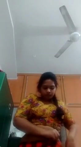 TAMIL SOUTHINDIAN DAM CUTE GIRL SHOWING HER NUDE CLEANING ARM AND PUSSY