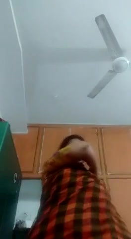 TAMIL SOUTHINDIAN DAM CUTE GIRL SHOWING HER NUDE CLEANING ARM AND PUSSY