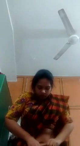 TAMIL SOUTHINDIAN DAM CUTE GIRL SHOWING HER NUDE CLEANING ARM AND PUSSY