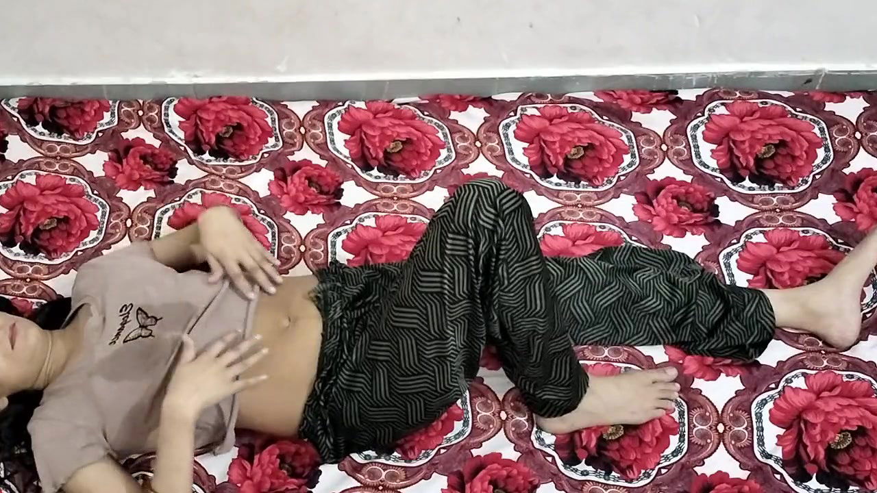 Cute step sister ko akele dekh kar step brother ne chut mari