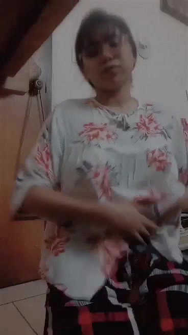 Cute Desi Girl Showing Boobs