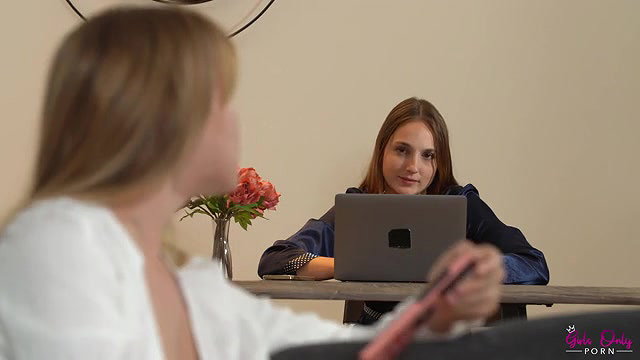 girlsonlyporn she wont wait long