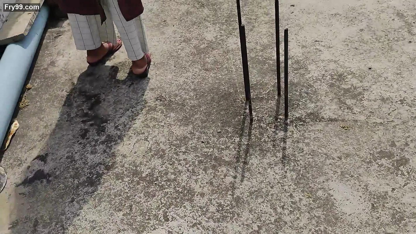 Badi bahan Ko Bathroom or Chat par Mutate Pakda – Best Ever Pissing