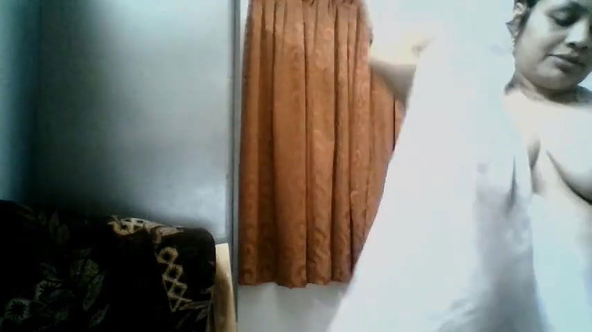 Desi Bhabhi After Bath Nude Record Video Leaked