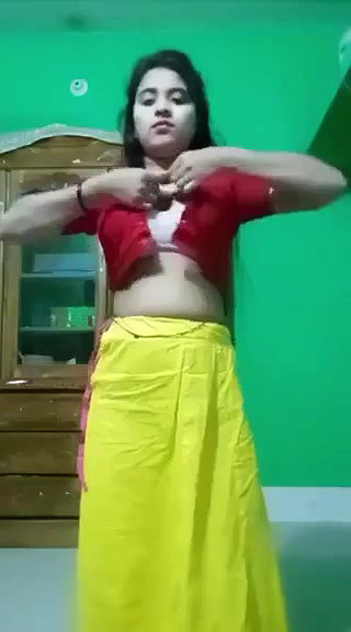 Beautiful Girl Removed Saree And Showing