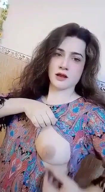 Sexy Desi girl Shows Her Boobs