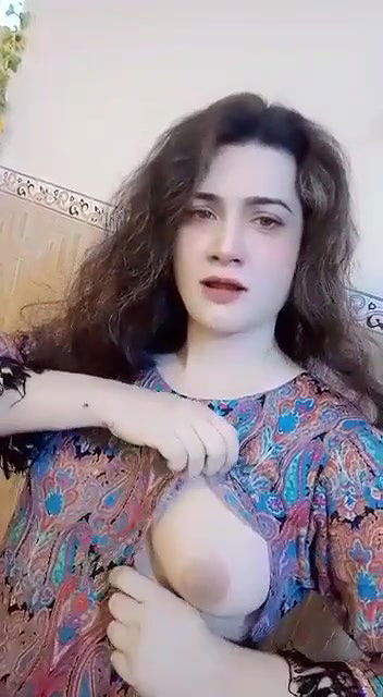 Sexy Desi girl Shows Her Boobs