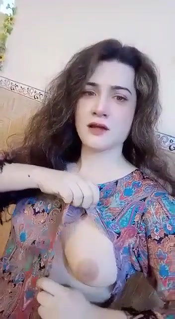 Sexy Desi girl Shows Her Boobs