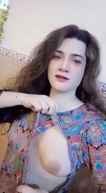 Sexy Desi girl Shows Her Boobs