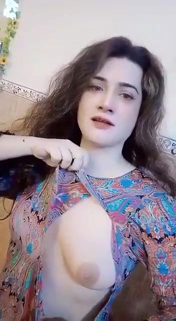 Sexy Desi girl Shows Her Boobs
