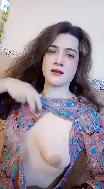 Sexy Desi girl Shows Her Boobs