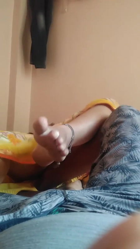 Devar Giving feet orgasam to his bhabhis pinky pussy