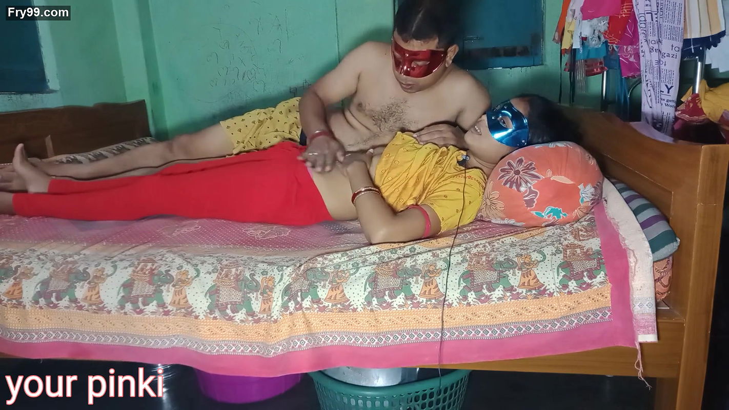 Bangali pinki vabi ko mast choda davor ne payer se.