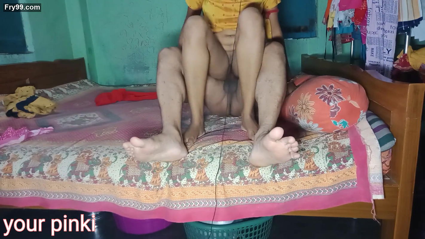 Bangali pinki vabi ko mast choda davor ne payer se.