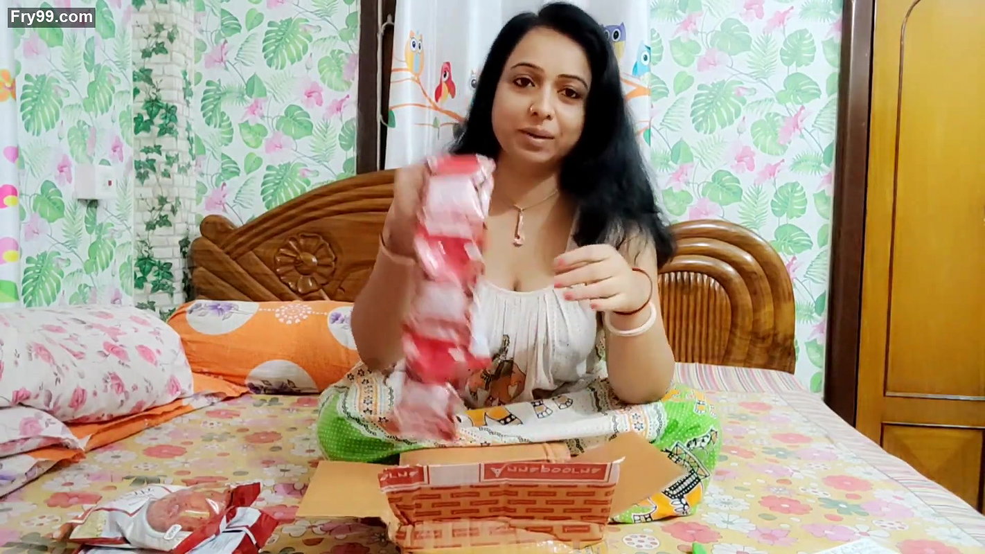 Sumi -Evening snacks ke sath gift unboxing dost ne veja favourite gift