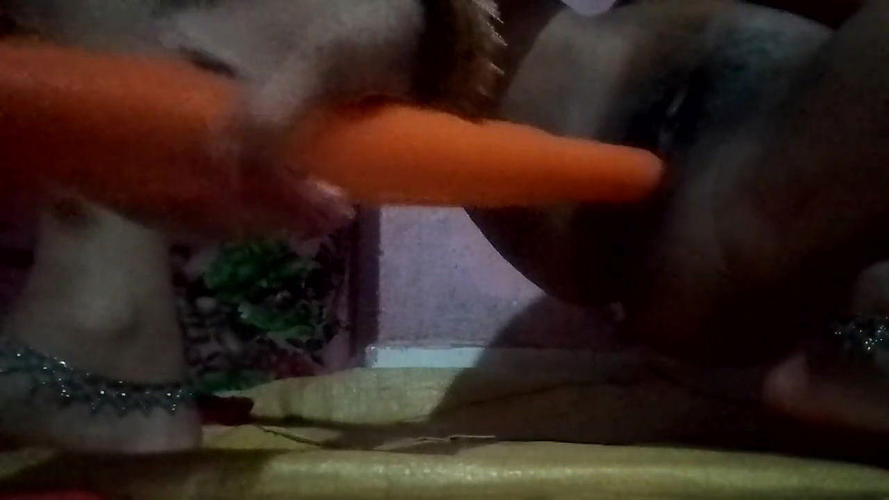 Desi bhabhi apne chut me mota broom se kudai kiya