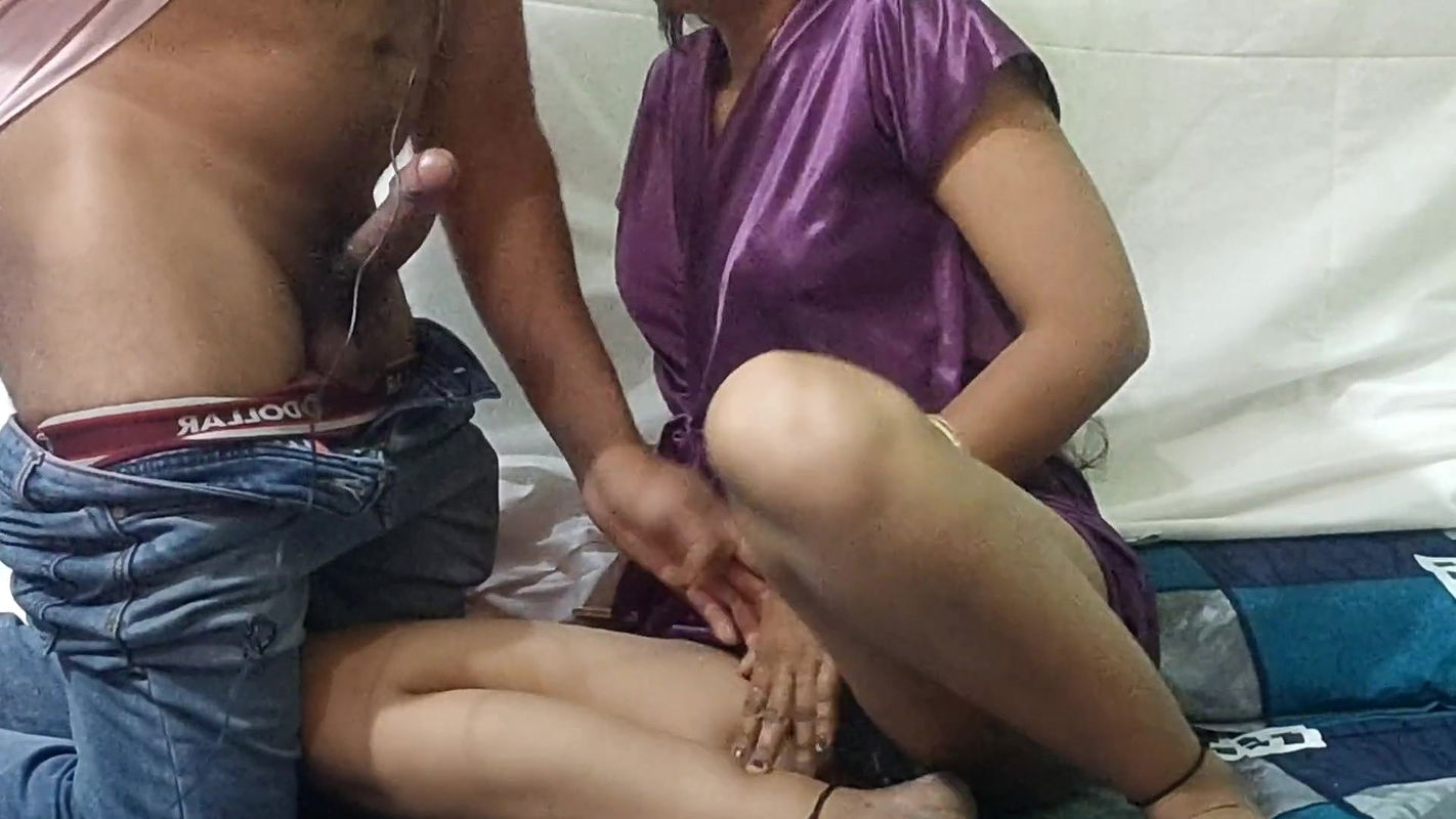 Desi horny bhabhi had sex with driver in memory of husband