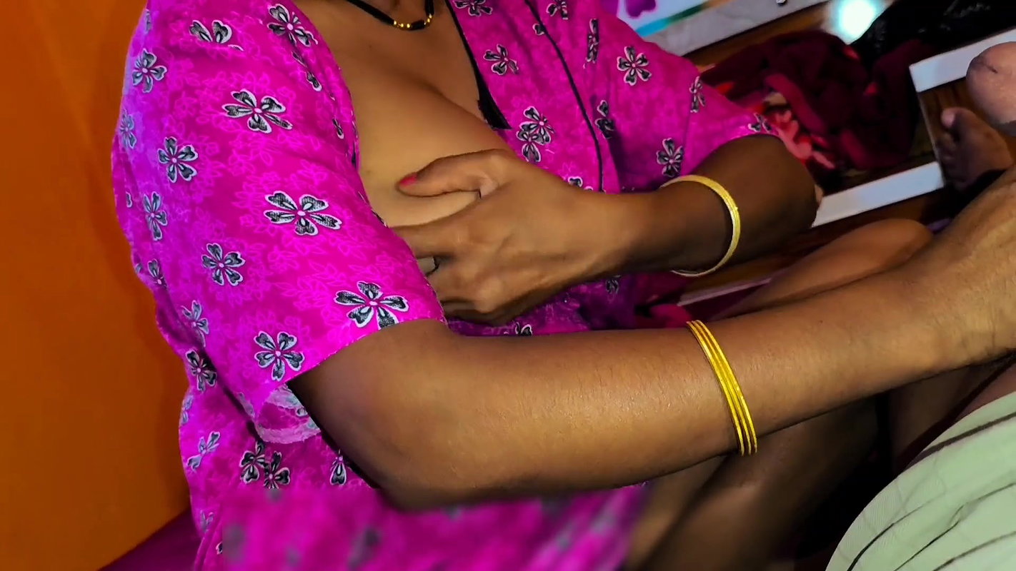 Desi -My older stepsister for the first time my cock shook for such a long time, for the first time I inserted my cock in her pussy