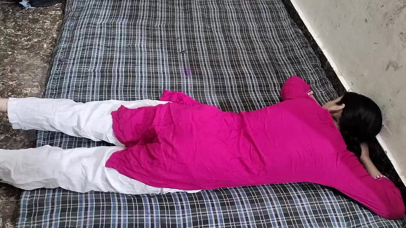 Soyi hui step sister ke gar me land dal diya