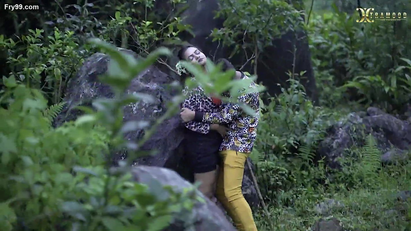 DIRTY GIRLFREIND IN TEA GARDEN FULL OUTDOOR