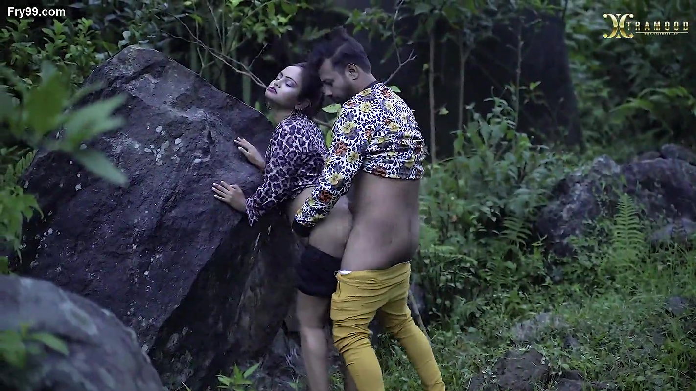 DIRTY GIRLFREIND IN TEA GARDEN FULL OUTDOOR