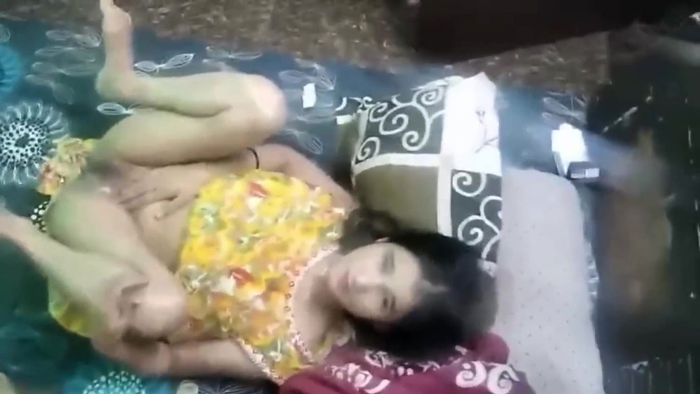 Soyi hui step sister ko pakar ke pel diya
