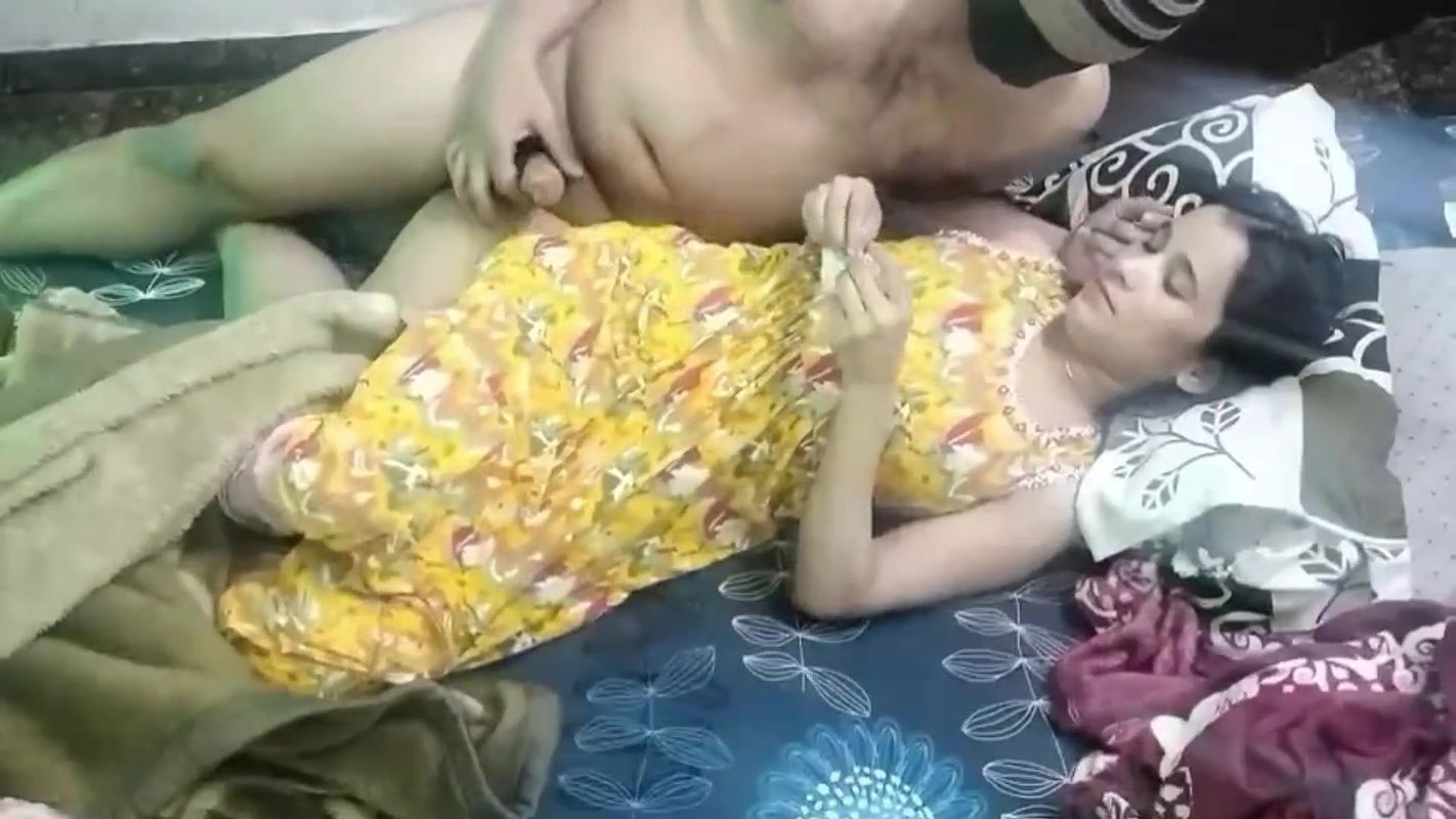 Soyi hui step sister ko pakar ke pel diya