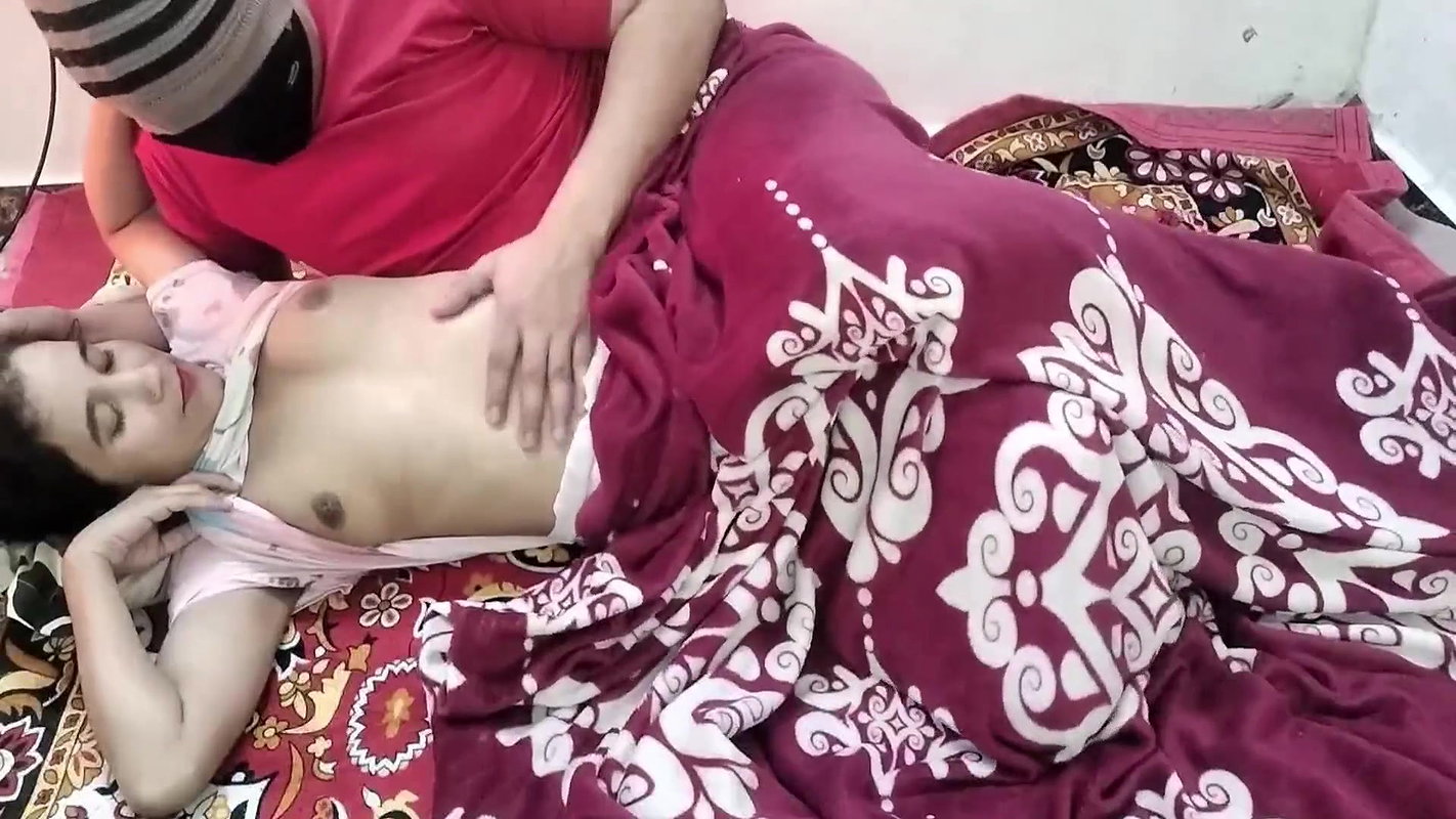 Soyi hui step sister ko pichhe se chodne lga