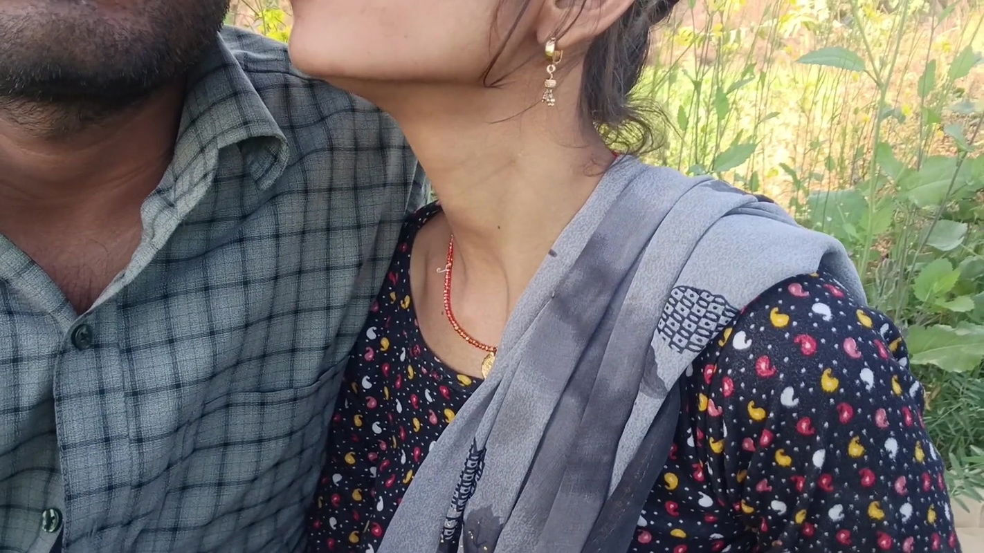 Hindi mai Sister-in-law went to the farm to take fodder and brother-in-law pressed sister-in-law’s boobs