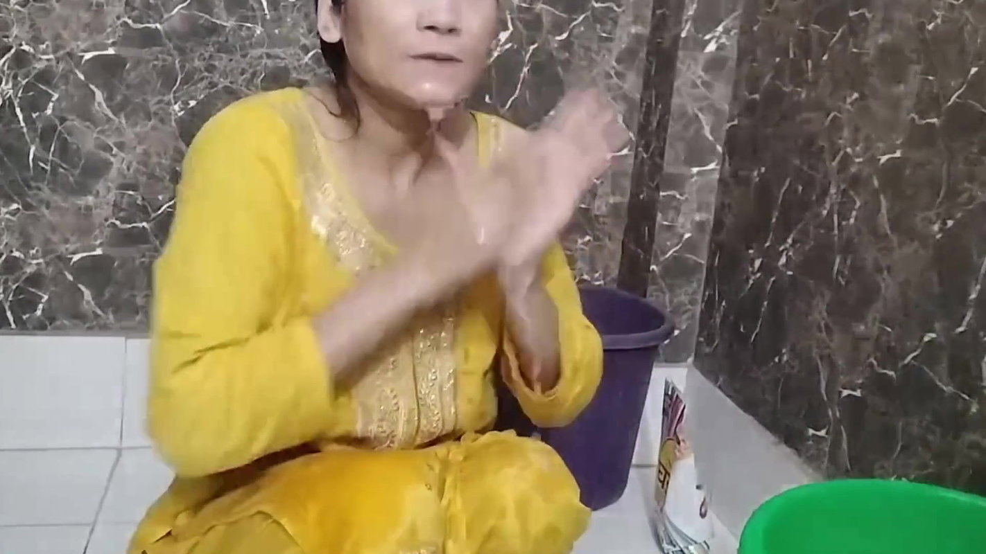 Muslim girlfriend ko bathroom me hi pakad ke chod diya