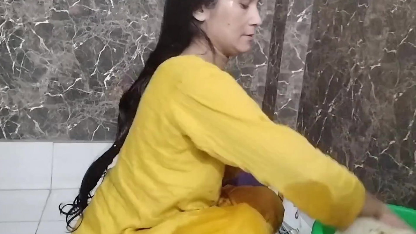 Muslim girlfriend ko bathroom me hi pakad ke chod diya