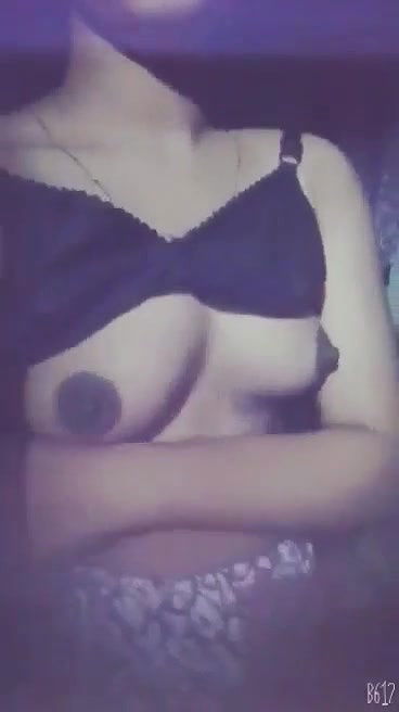 Desi Girl Showing Boobs