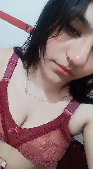 Sexy Girl Shows her Boobs