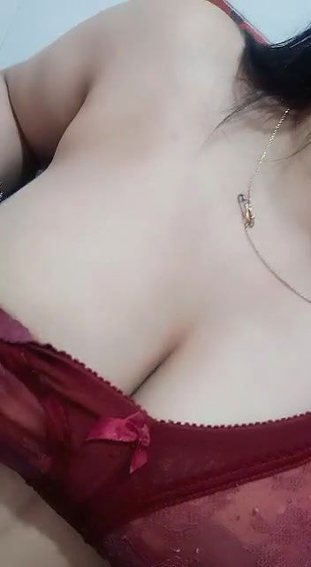Sexy Girl Shows her Boobs