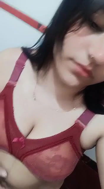 Sexy Girl Shows her Boobs