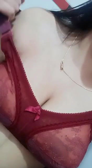 Sexy Girl Shows her Boobs