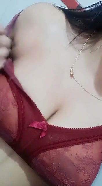 Sexy Girl Shows her Boobs