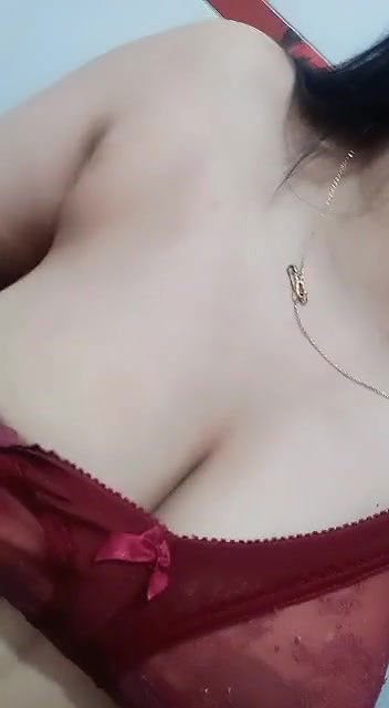 Sexy Girl Shows her Boobs