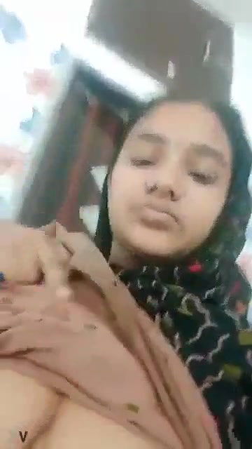 Desi Girl Showing Her Bigboobs