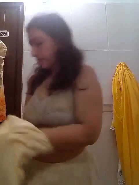 Beautiful Bigboob Paki Girl Showing And Bathing
