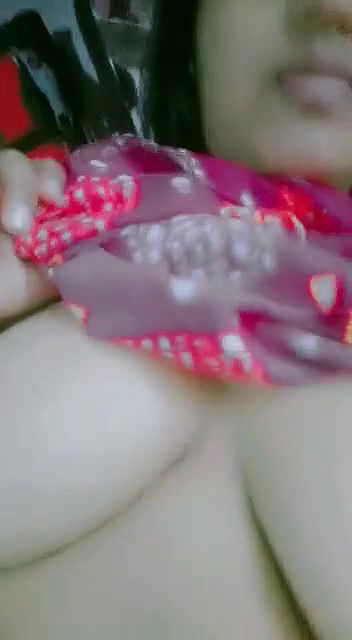 Desi Girl Shows Her boobs