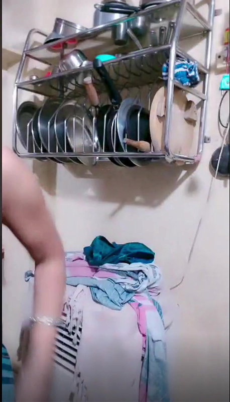 Cute n Sexy Bhabhi Shows Cleavage n Remove Blouse