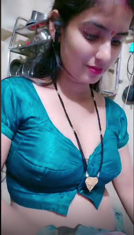 Cute n Sexy Bhabhi Shows Cleavage n Remove Blouse