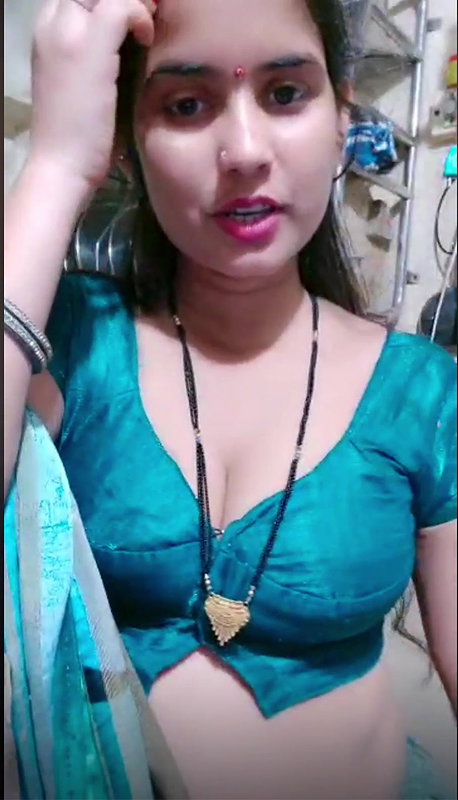 Cute n Sexy Bhabhi Shows Cleavage n Remove Blouse