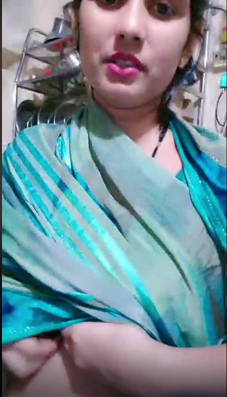 Cute n Sexy Bhabhi Shows Cleavage n Remove Blouse