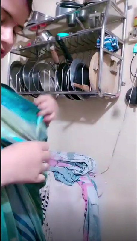 Cute n Sexy Bhabhi Shows Cleavage n Remove Blouse