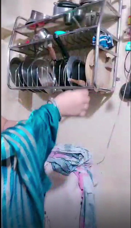 Cute n Sexy Bhabhi Shows Cleavage n Remove Blouse