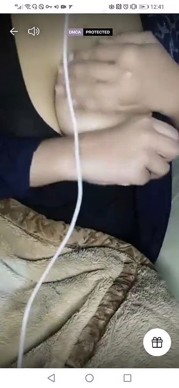 Paki girl showing boobs on tango live