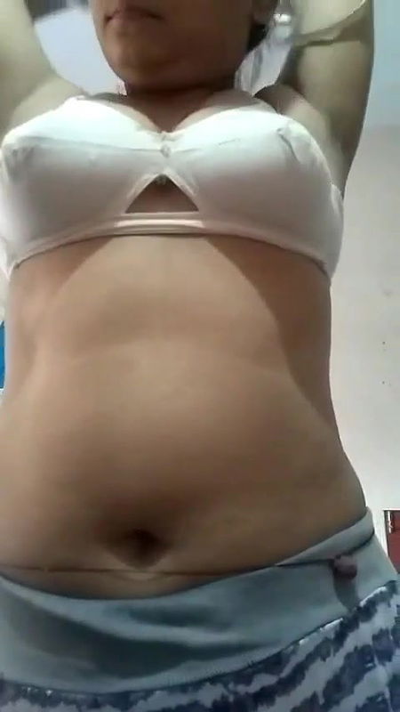 Desi Girl Shows Her Milky Boobs