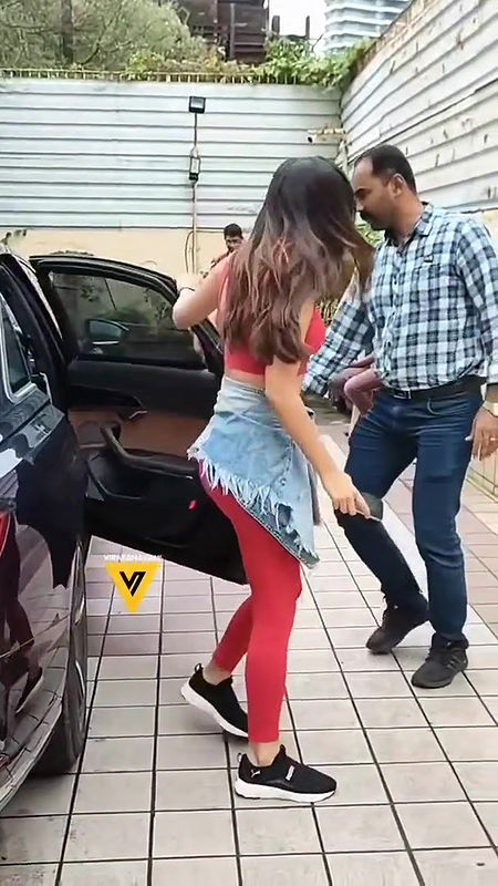 SLUTTY ACTRESS KIARA ADVANI SWAYING HER SEXY ASS